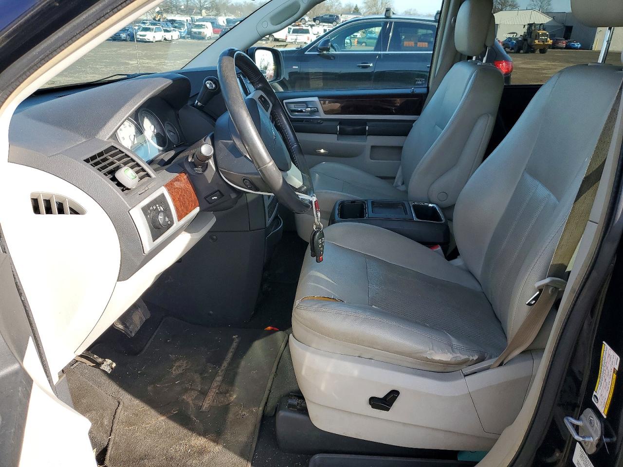 2010 CHRYSLER TOWN & COUNTRY TOURING PLUS photo 7