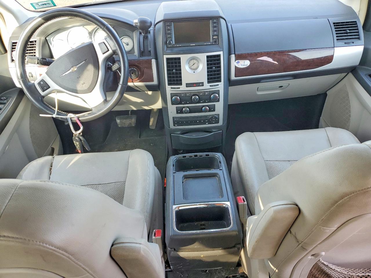 2010 CHRYSLER TOWN & COUNTRY TOURING PLUS photo 8