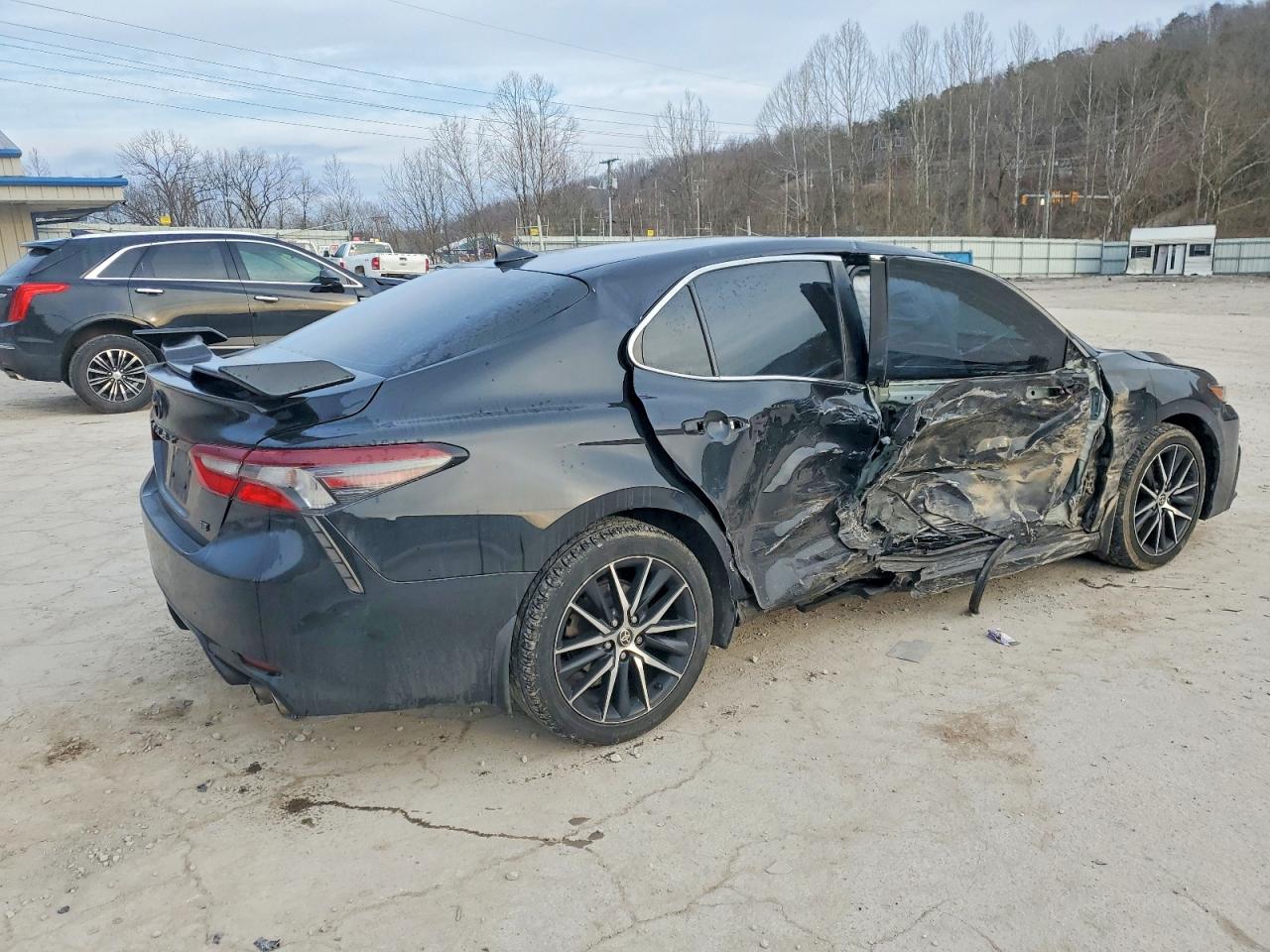 2022 TOYOTA CAMRY SE photo 3