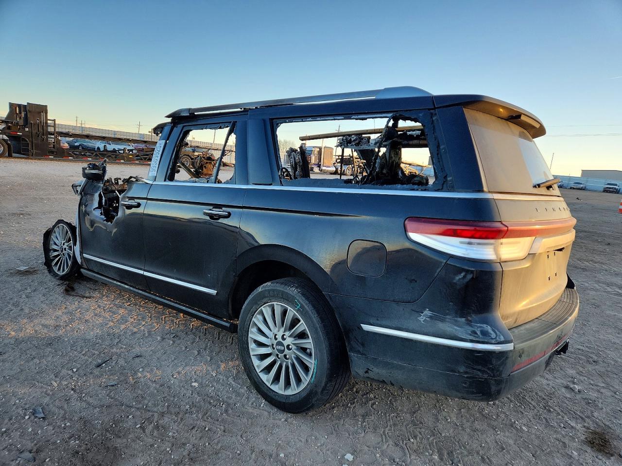 2022 LINCOLN NAVIGATOR L RESERVE photo 2