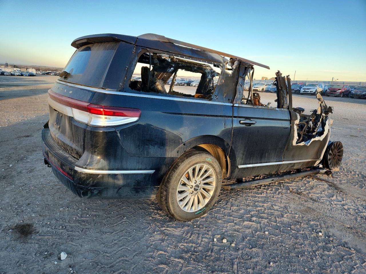 2022 LINCOLN NAVIGATOR L RESERVE photo 3