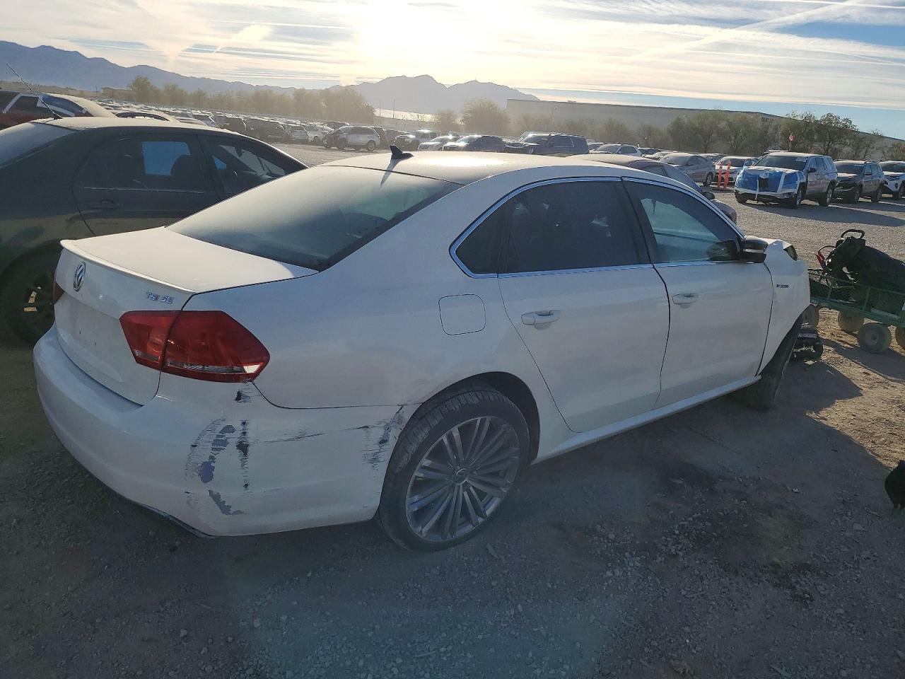 2015 VOLKSWAGEN PASSAT SE photo 3