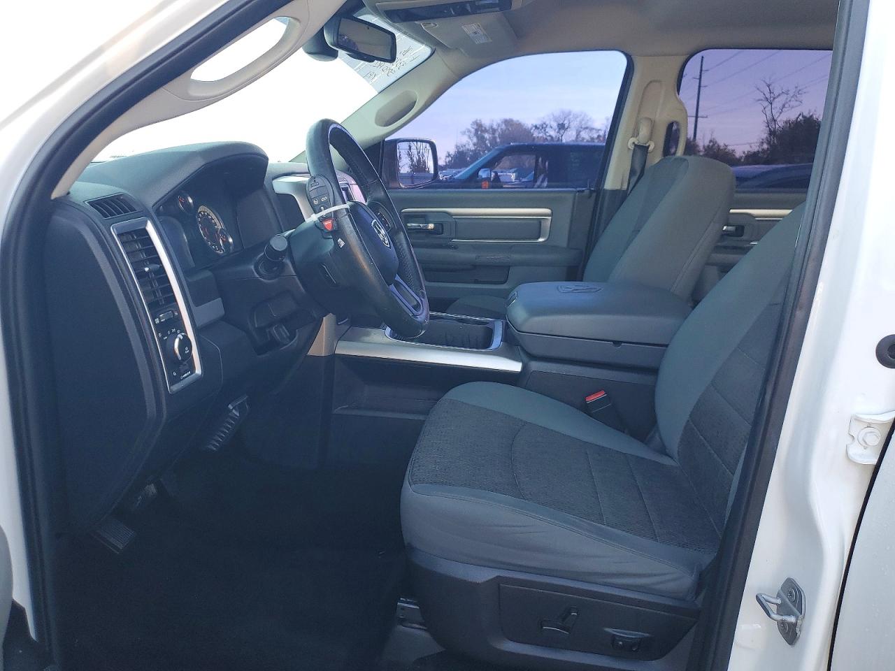 2016 RAM 1500 SLT photo 7