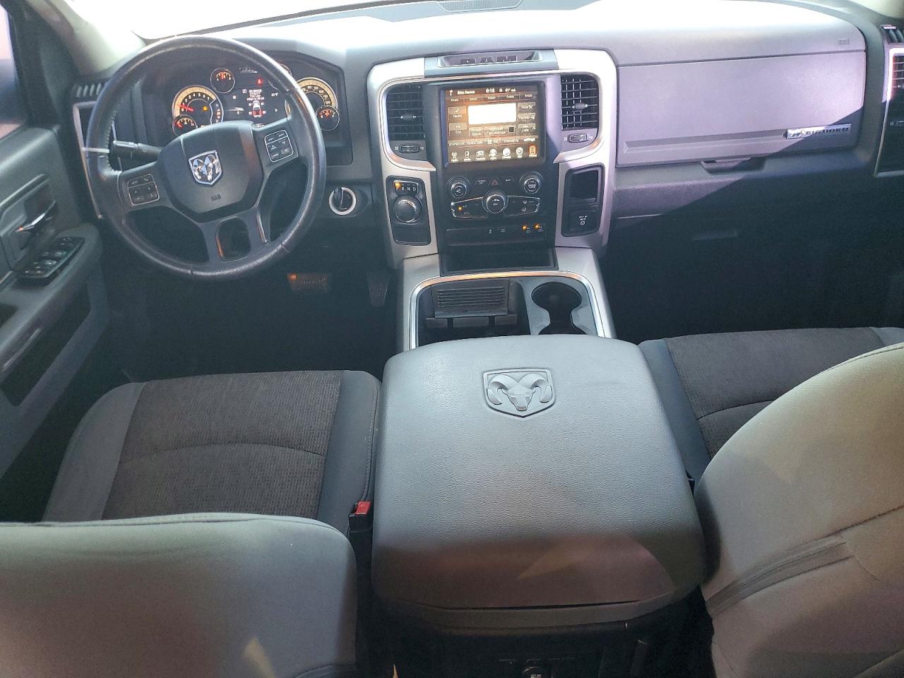 2016 RAM 1500 SLT photo 8