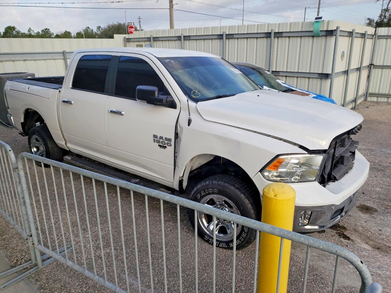 2016 RAM 1500 SLT photo 4