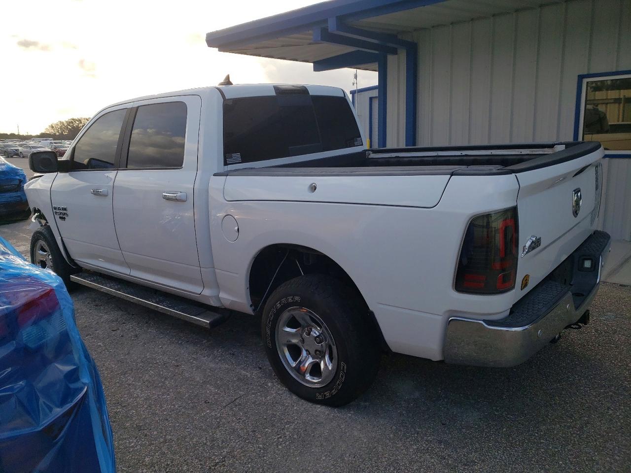 2016 RAM 1500 SLT photo 2