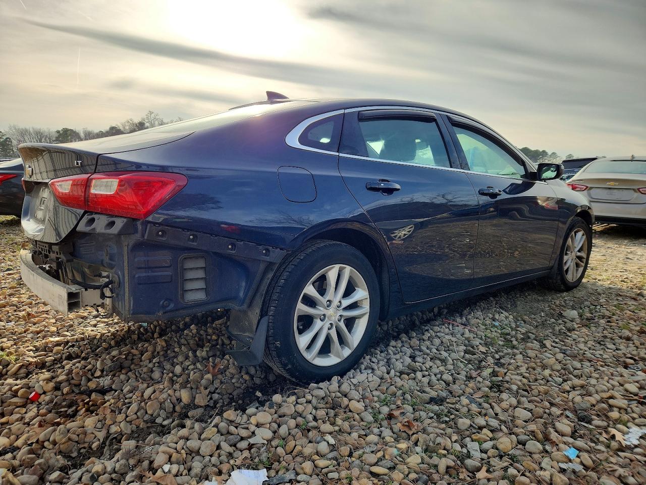 2017 CHEVROLET MALIBU LT photo 3