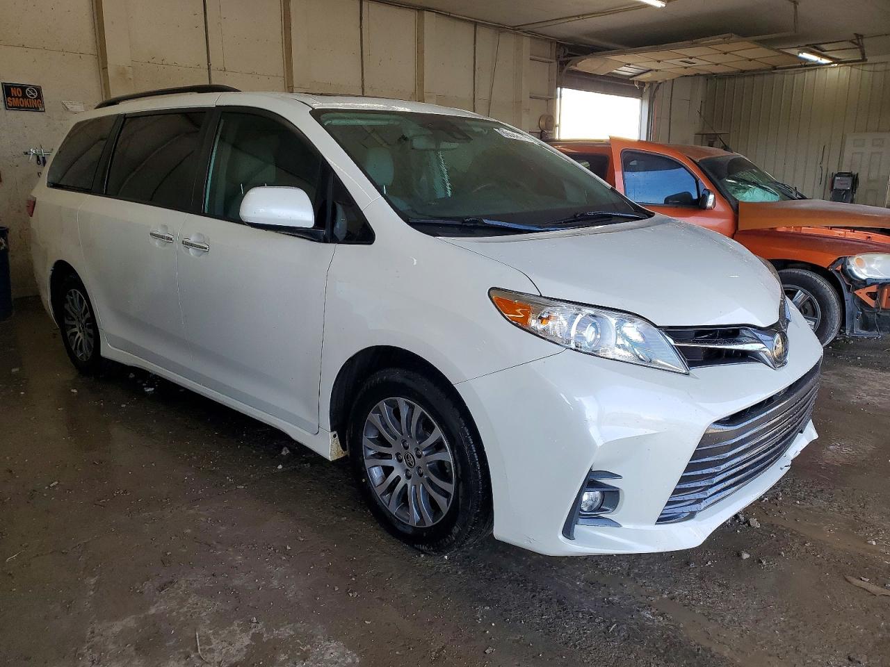 2020 TOYOTA SIENNA XLE photo 4