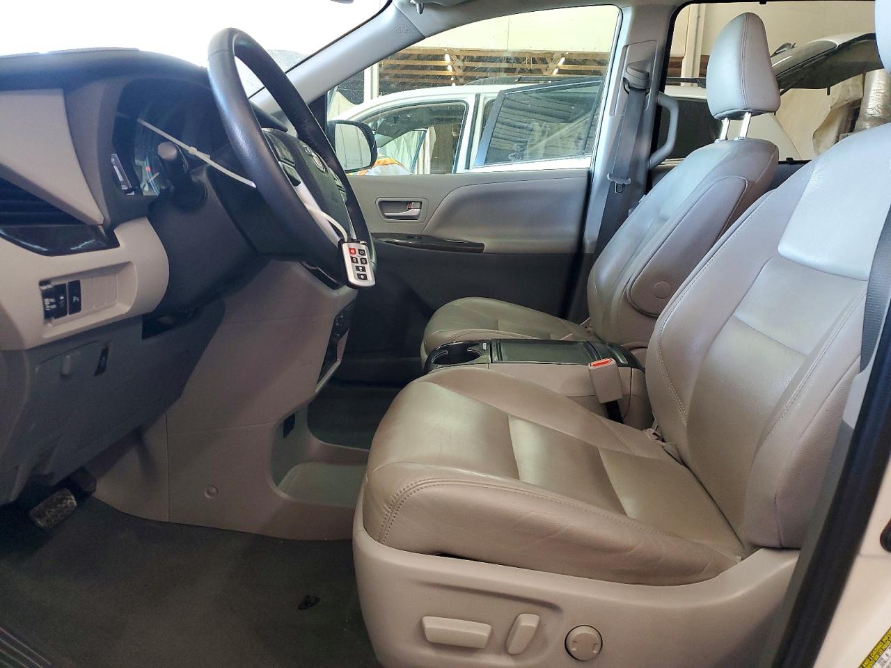 2020 TOYOTA SIENNA XLE photo 7