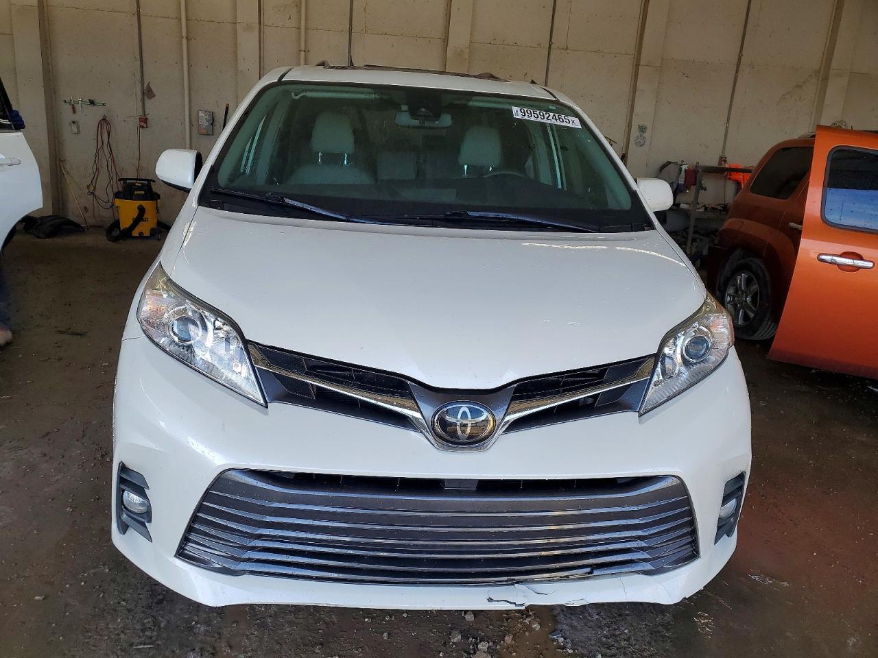 2020 TOYOTA SIENNA XLE photo 5