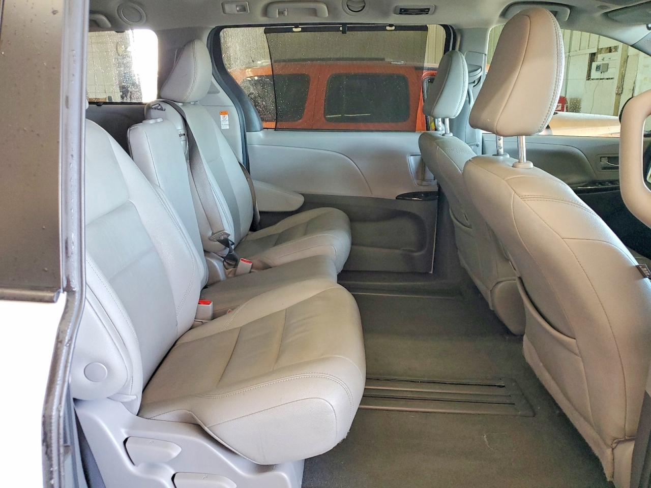 2020 TOYOTA SIENNA XLE photo 11