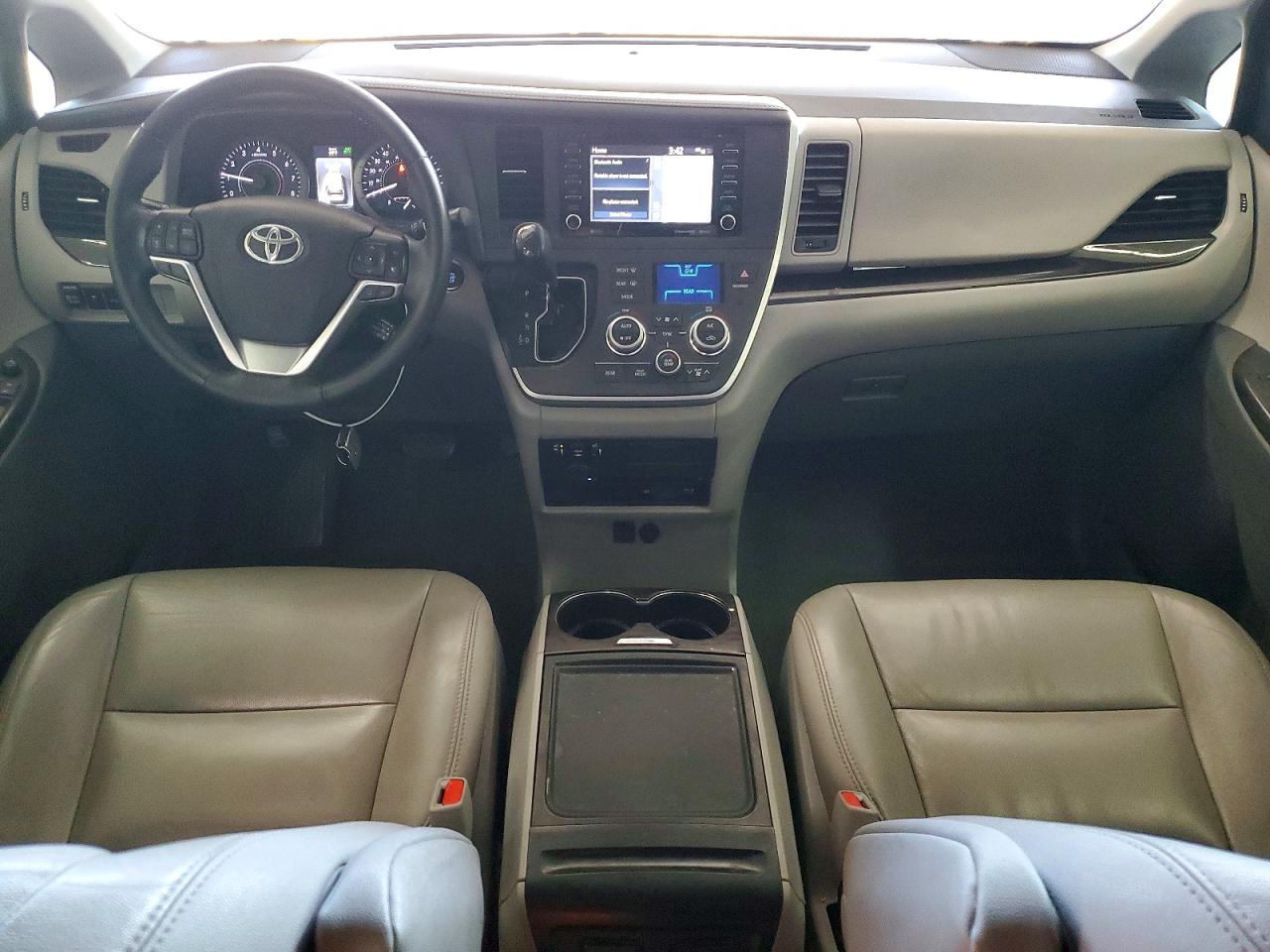 2020 TOYOTA SIENNA XLE photo 8