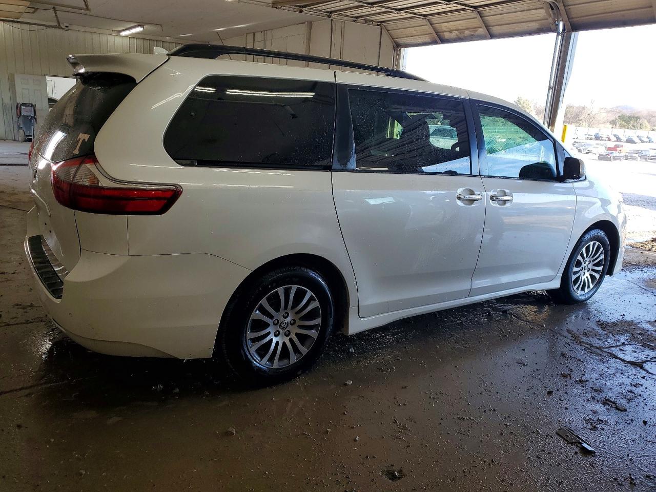 2020 TOYOTA SIENNA XLE photo 3