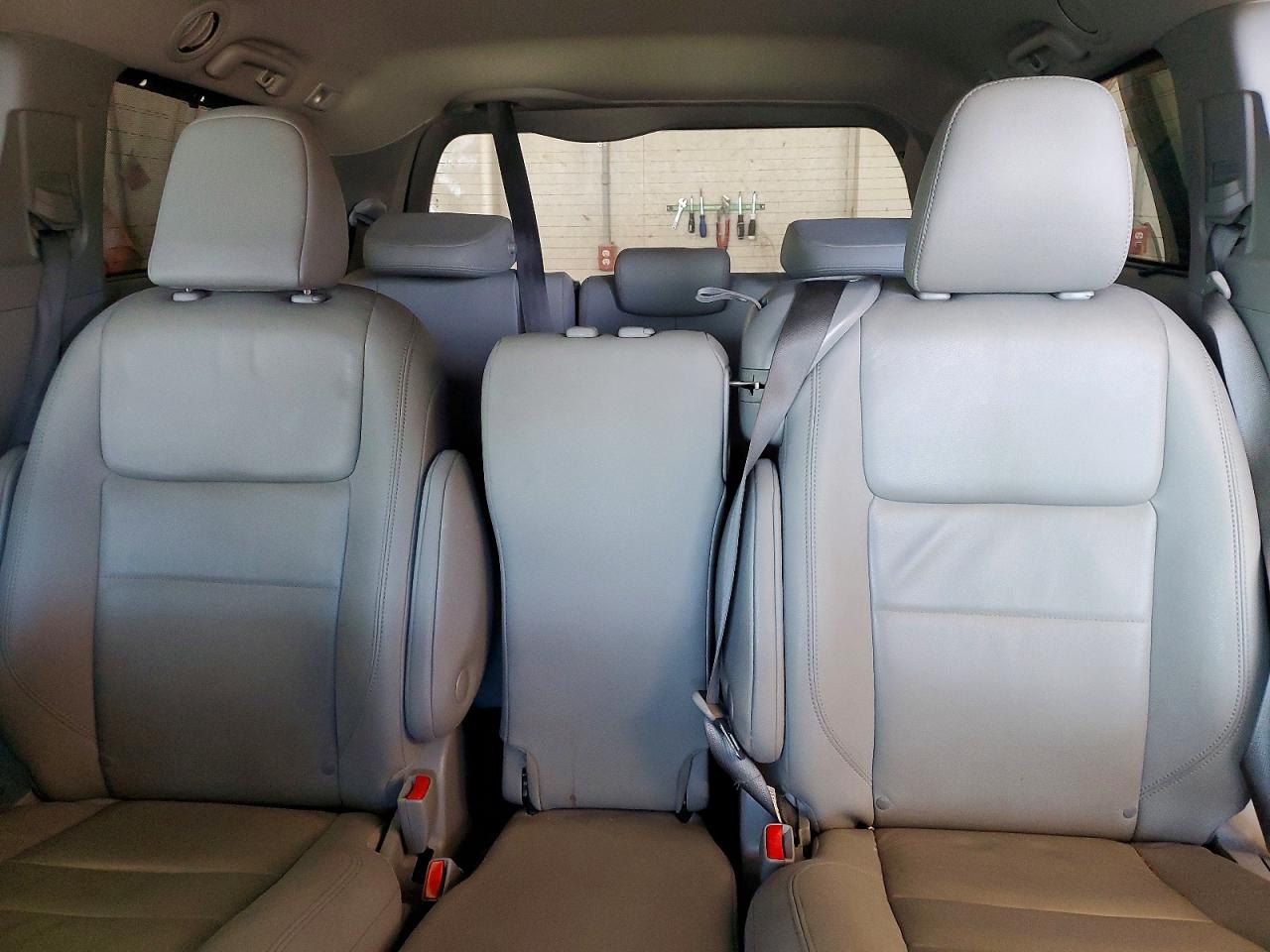 2020 TOYOTA SIENNA XLE photo 10