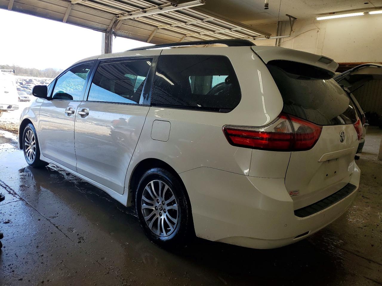 2020 TOYOTA SIENNA XLE photo 2