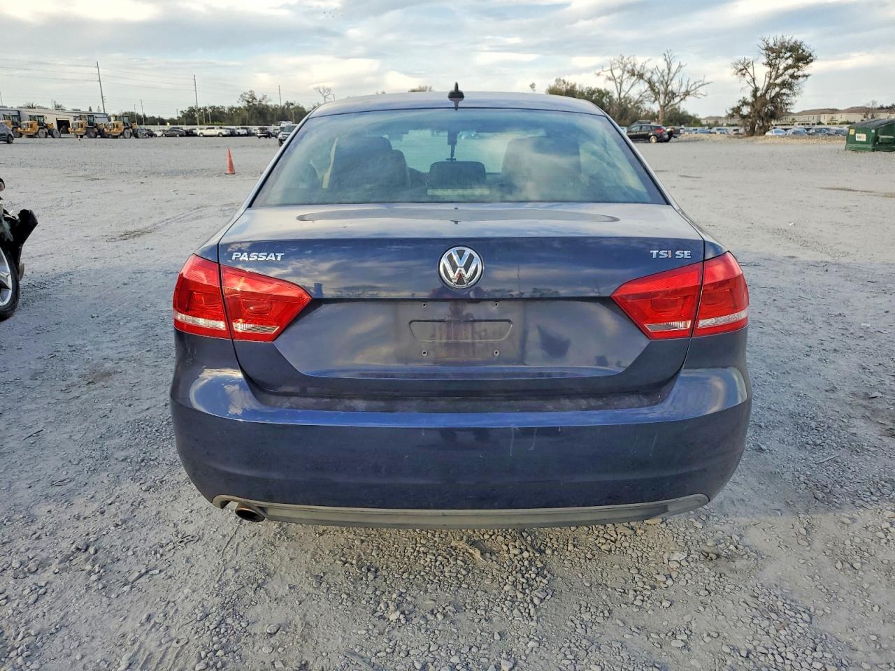 2014 VOLKSWAGEN PASSAT SE photo 6