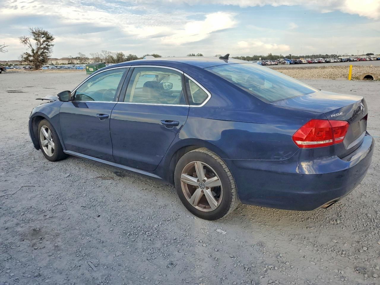 2014 VOLKSWAGEN PASSAT SE photo 2