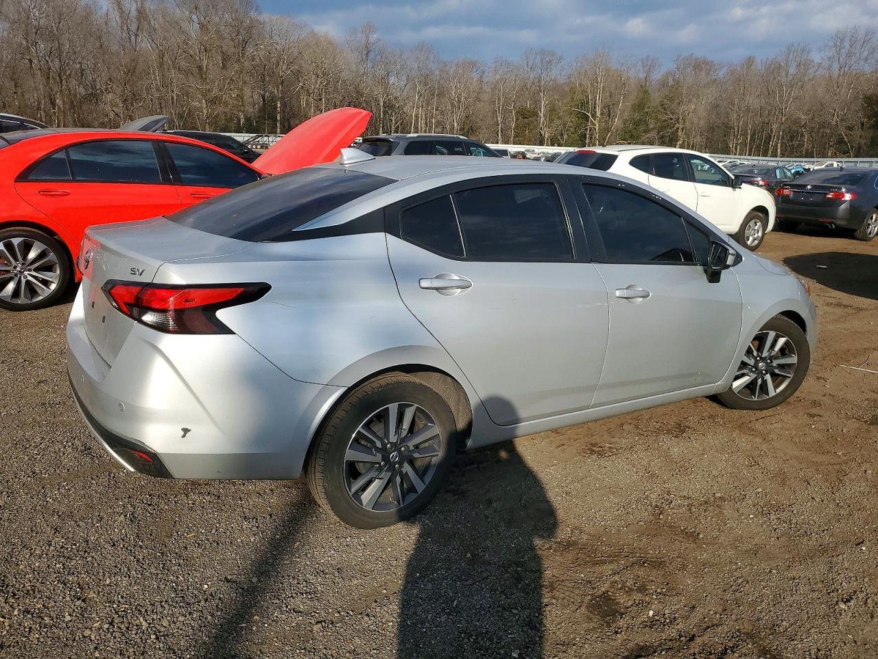 2021 NISSAN VERSA SV photo 3