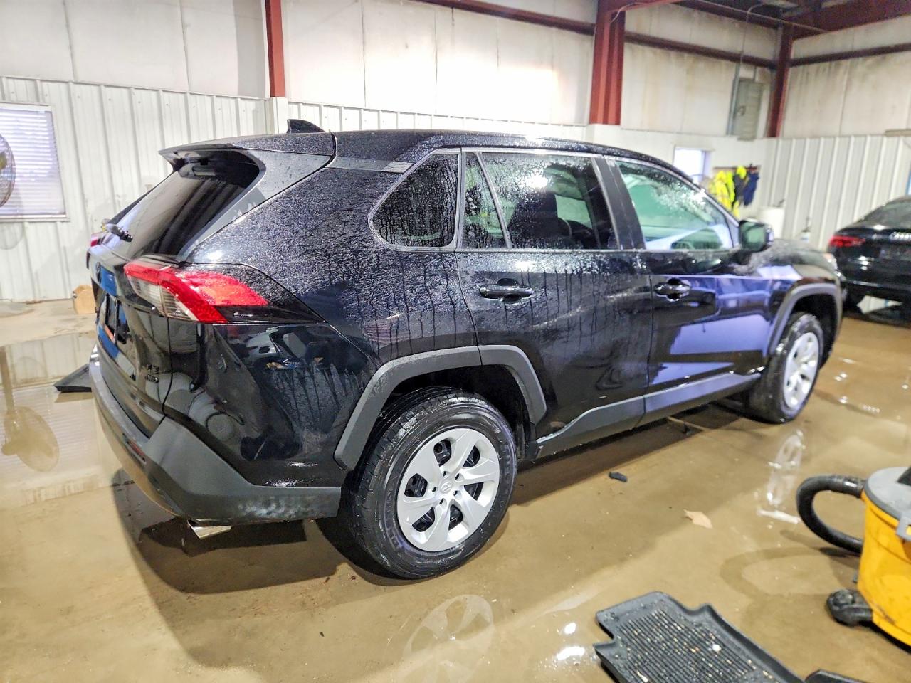 2022 TOYOTA RAV4 LE photo 3