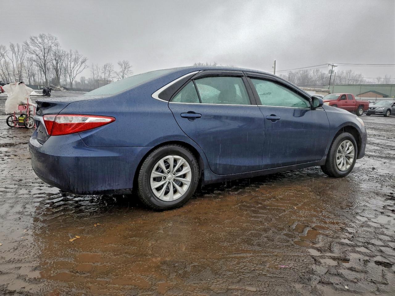 2017 TOYOTA CAMRY LE photo 3