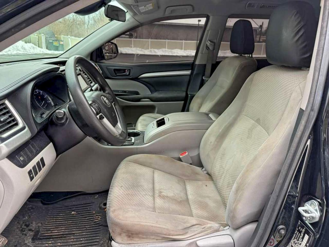 2017 TOYOTA HIGHLANDER LE photo 9