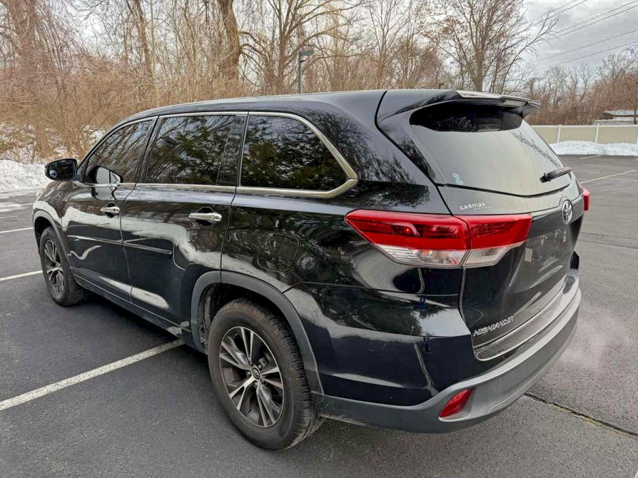 2017 TOYOTA HIGHLANDER LE photo 2