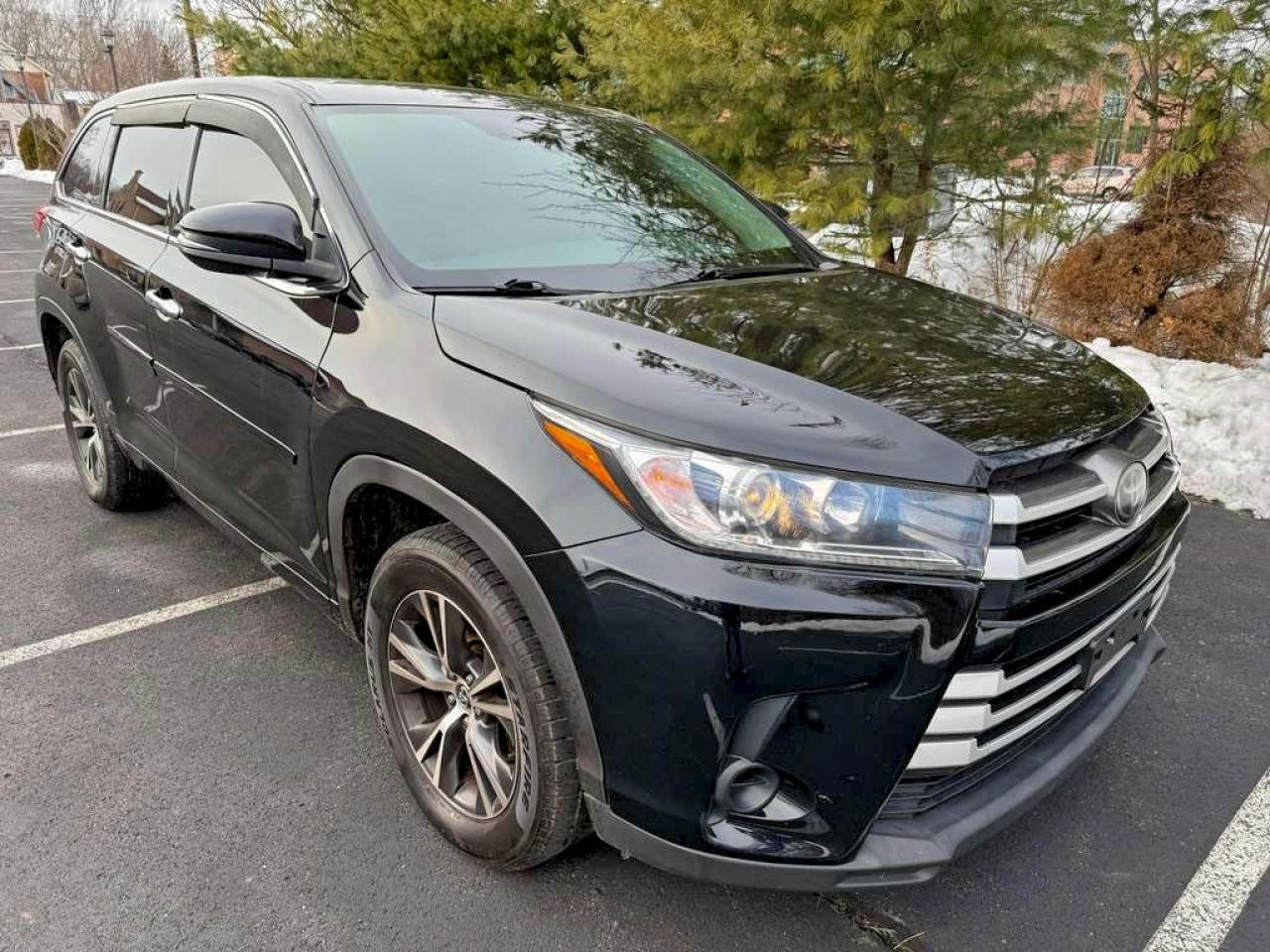 2017 TOYOTA HIGHLANDER LE photo 4