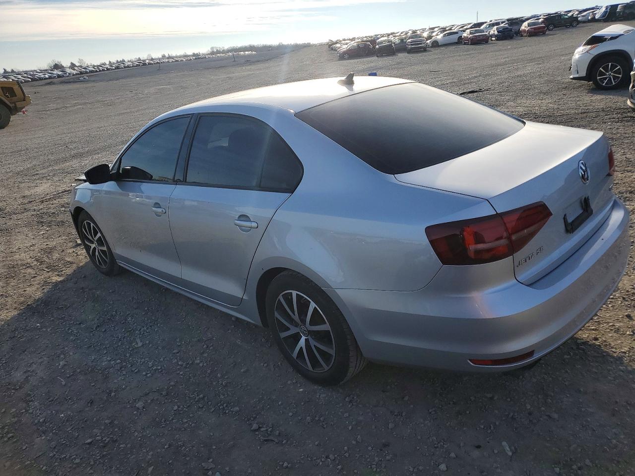 2016 VOLKSWAGEN JETTA SE photo 2