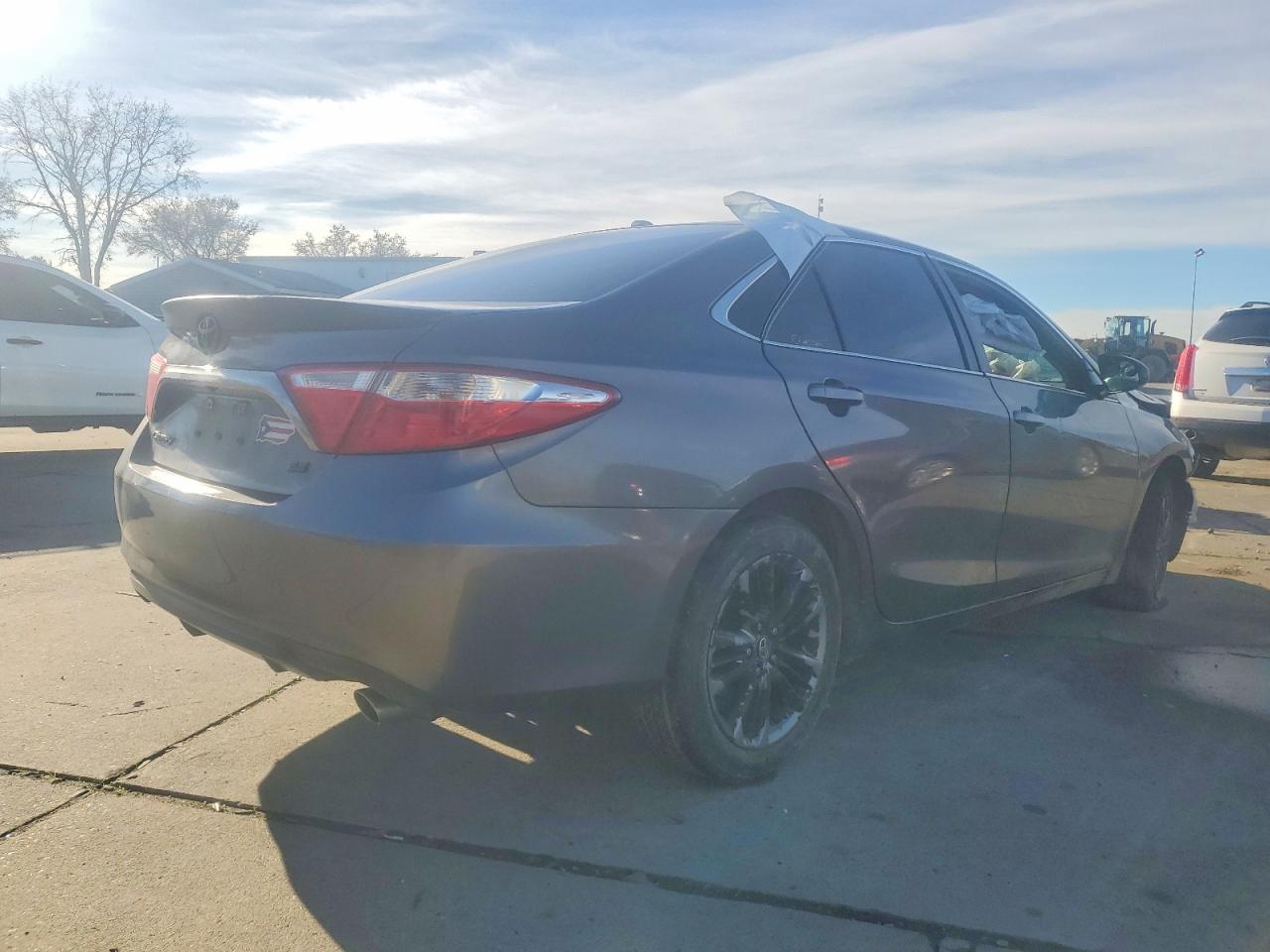 2017 TOYOTA CAMRY LE photo 3