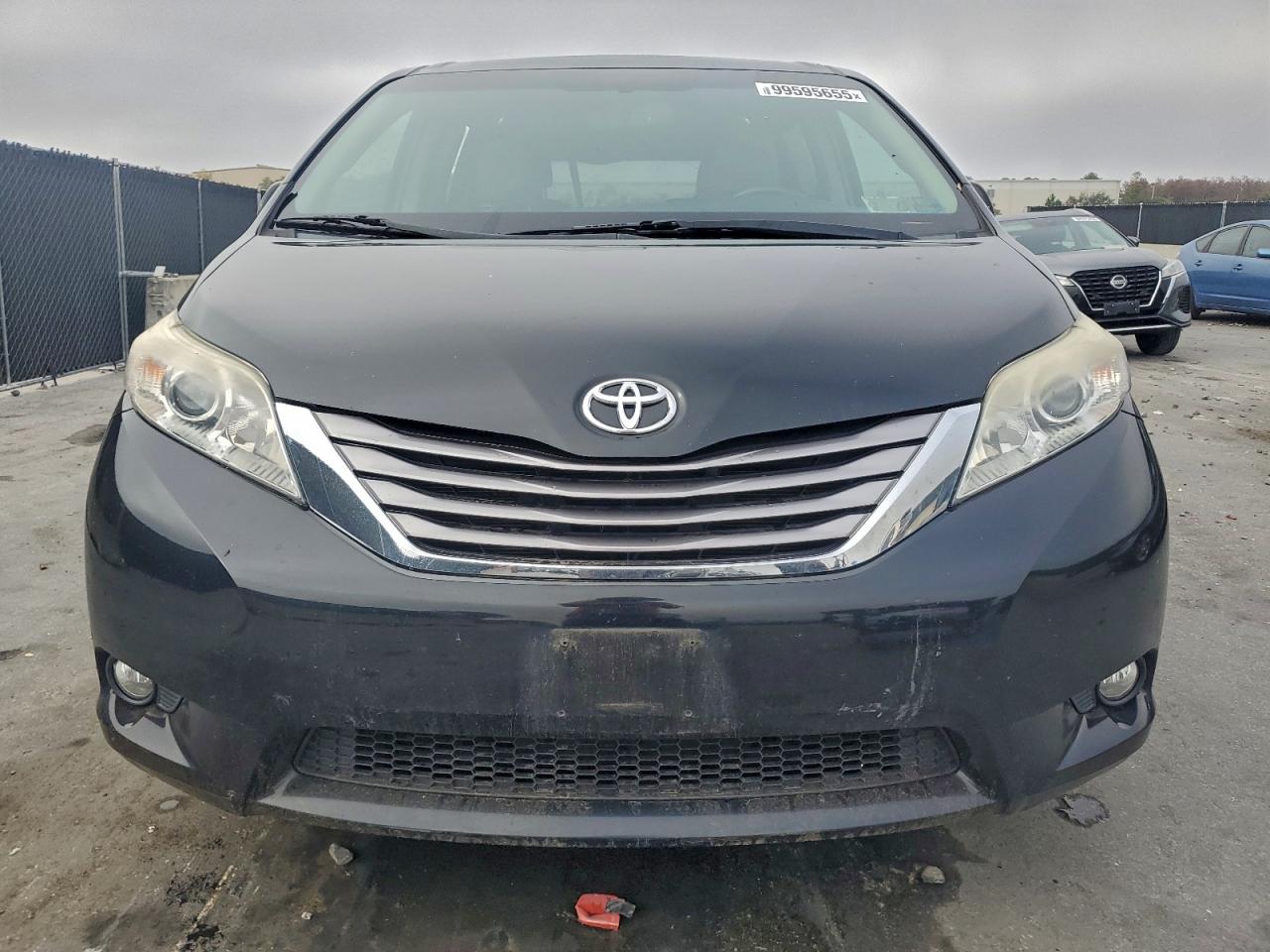 2015 TOYOTA SIENNA XLE photo 5