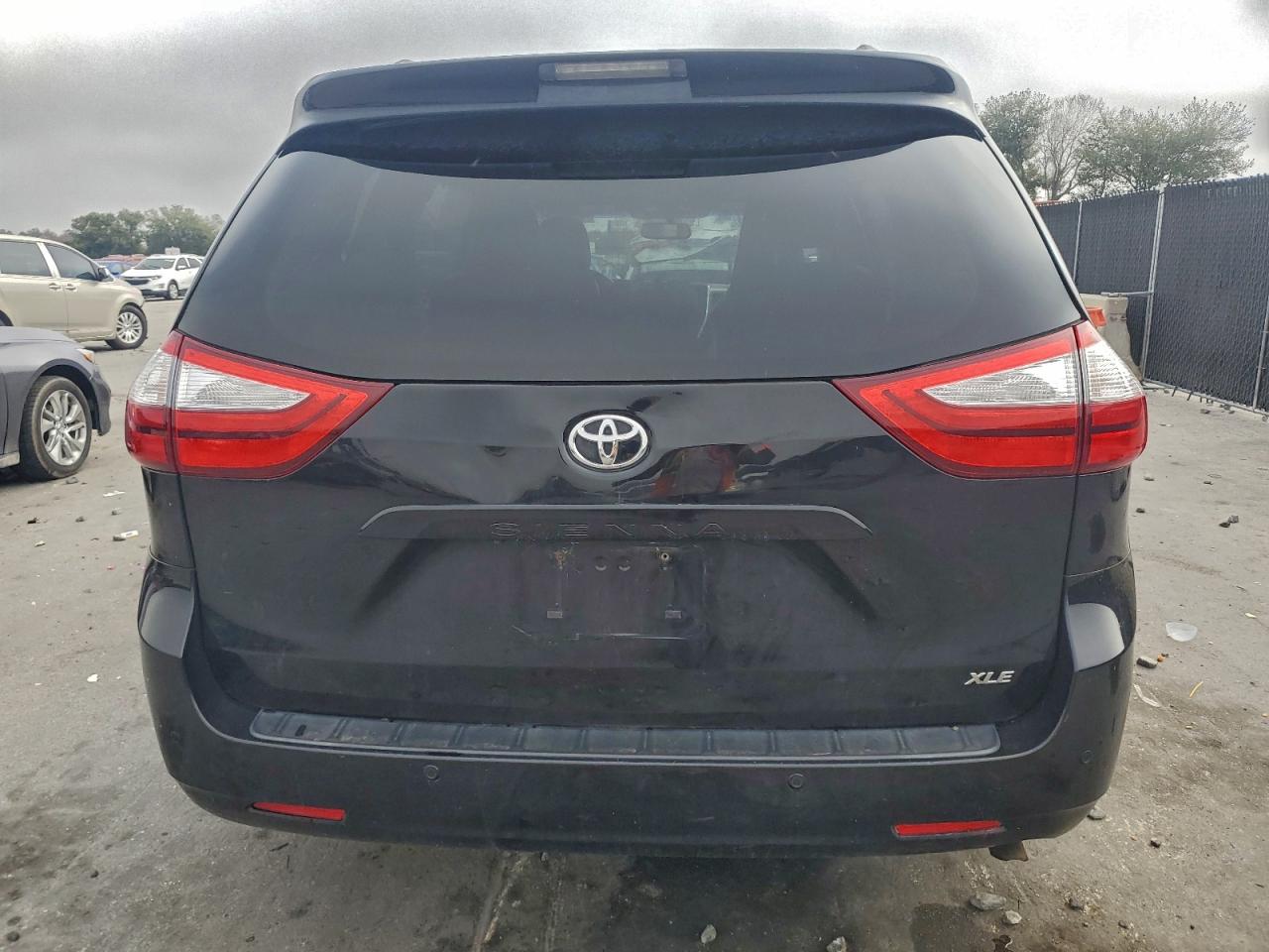 2015 TOYOTA SIENNA XLE photo 6