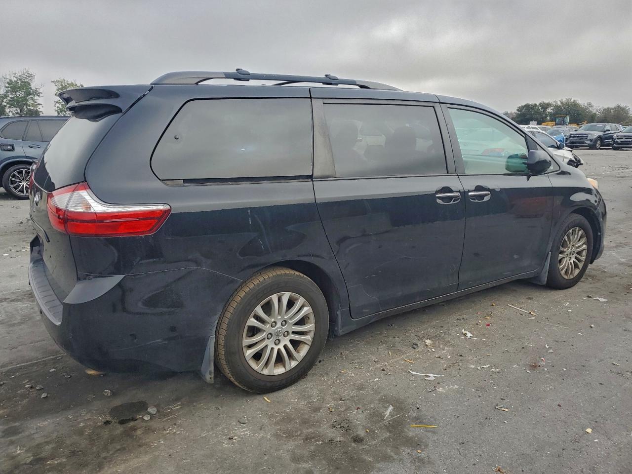 2015 TOYOTA SIENNA XLE photo 3