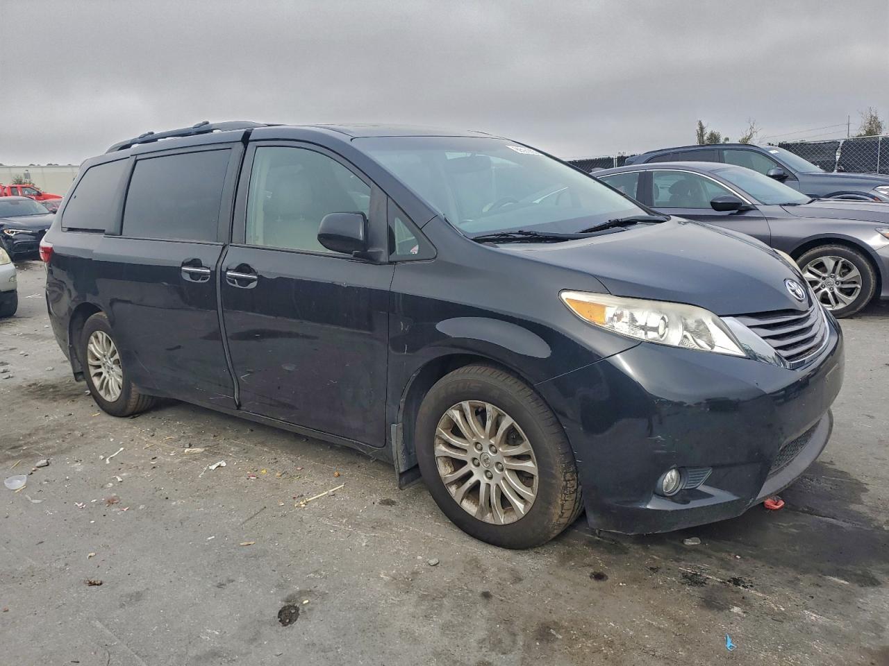 2015 TOYOTA SIENNA XLE photo 4
