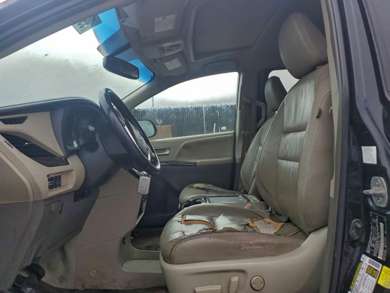 2015 TOYOTA SIENNA XLE photo 7