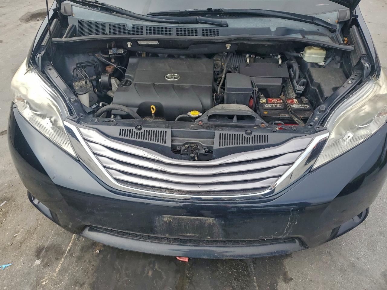2015 TOYOTA SIENNA XLE photo 12