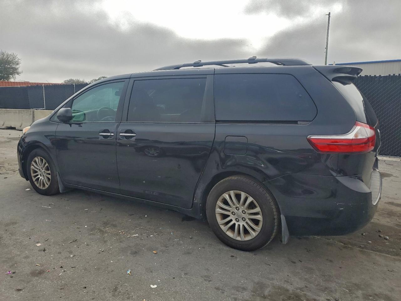 2015 TOYOTA SIENNA XLE photo 2