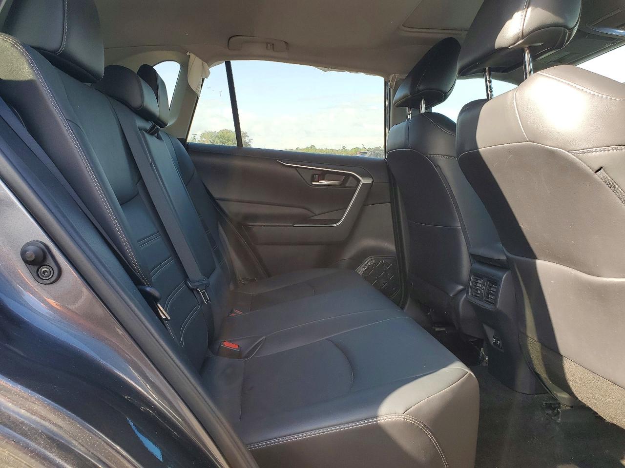 2021 TOYOTA RAV4 XLE PREMIUM photo 11