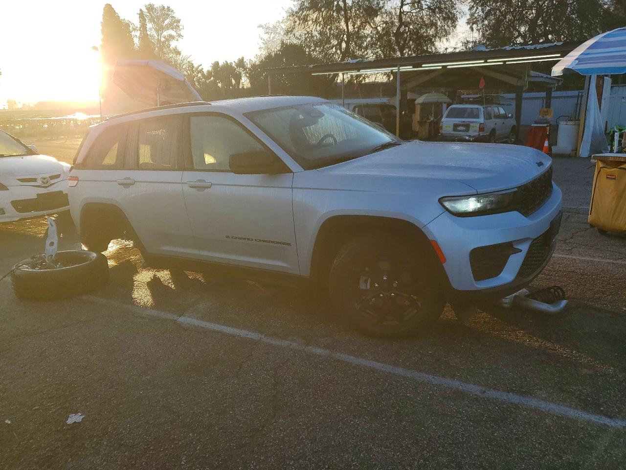 2024 JEEP GRAND CHEROKEE LAREDO photo 4
