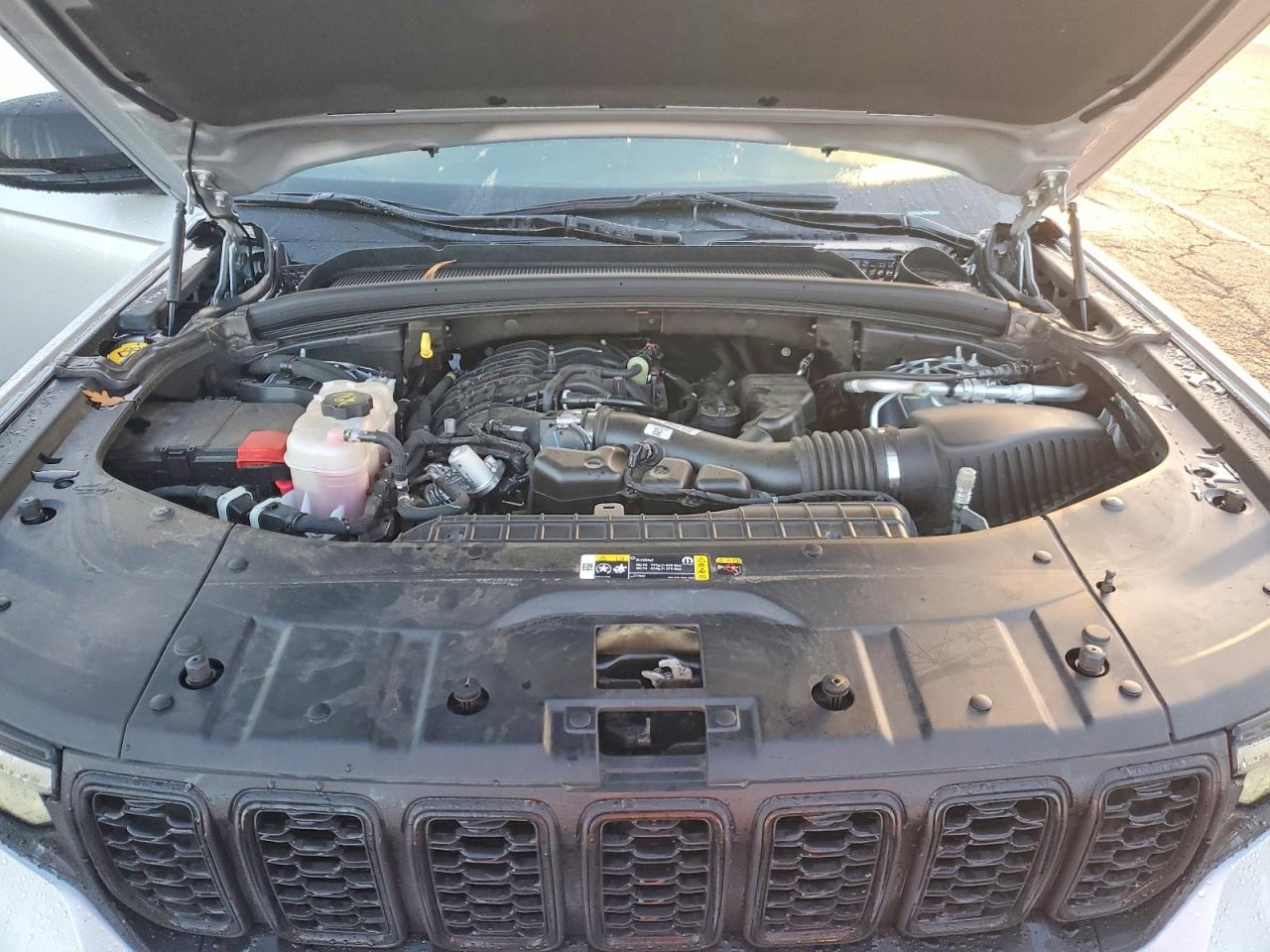 2024 JEEP GRAND CHEROKEE LAREDO photo 12