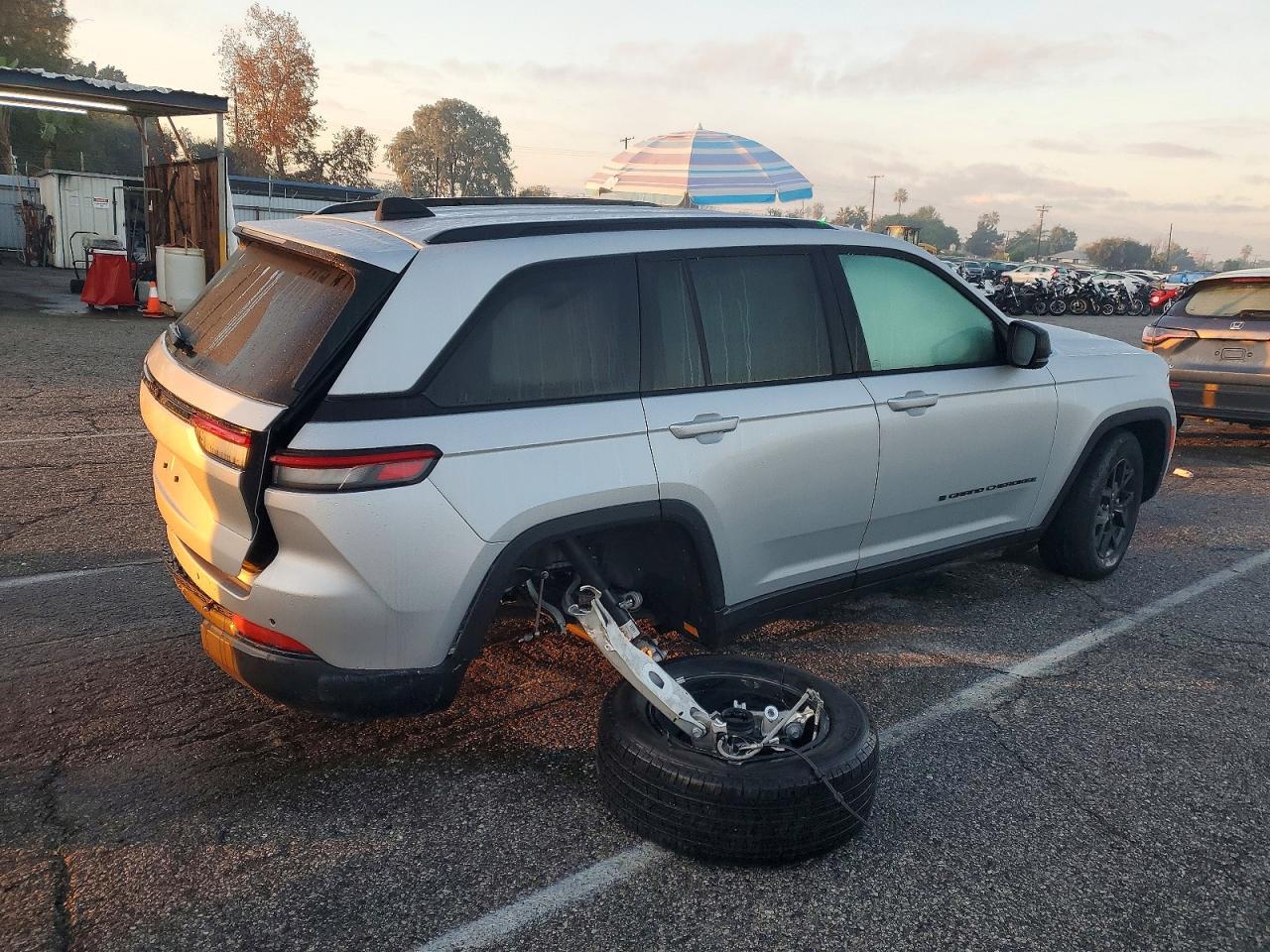 2024 JEEP GRAND CHEROKEE LAREDO photo 3
