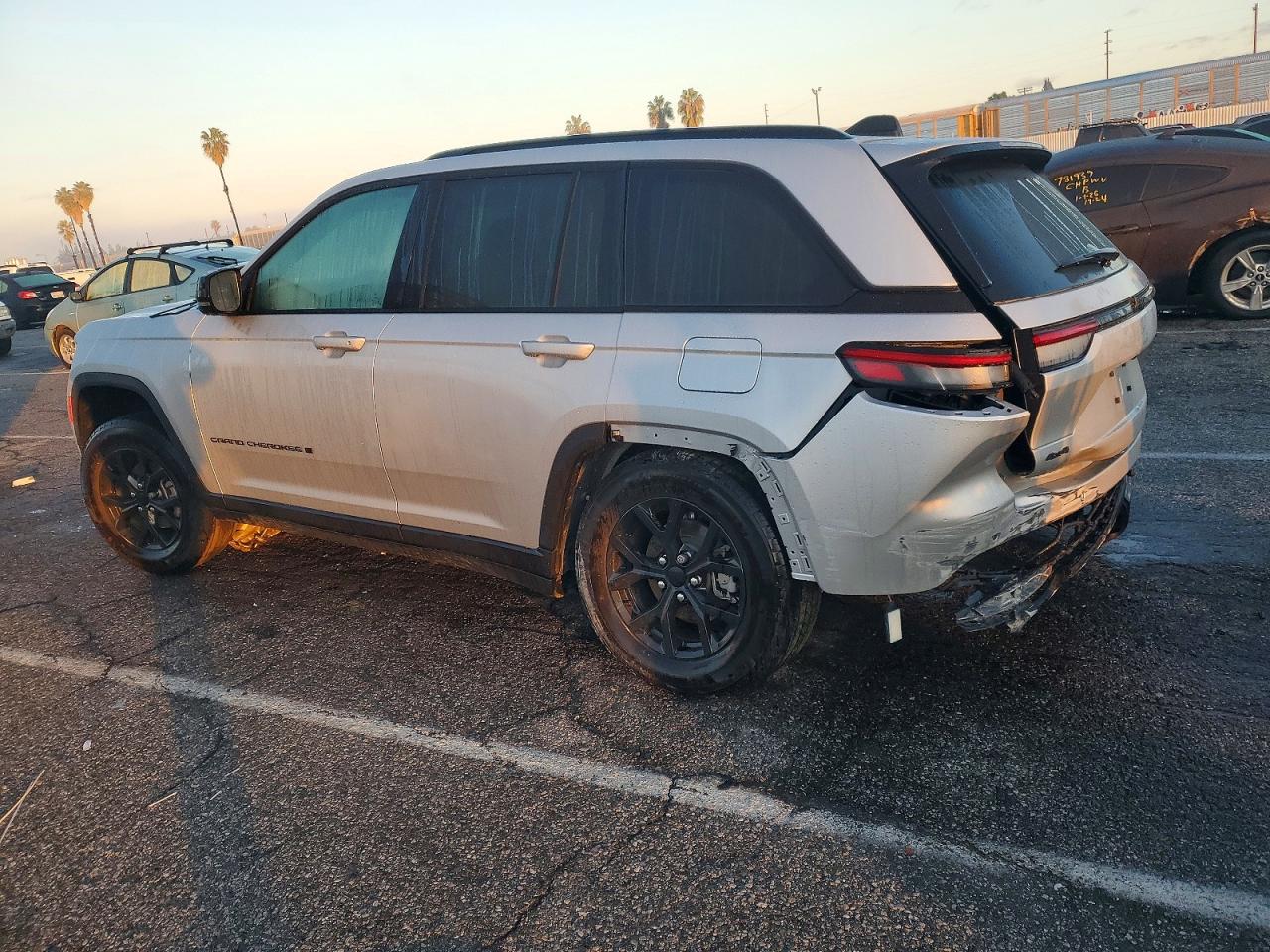 2024 JEEP GRAND CHEROKEE LAREDO photo 2