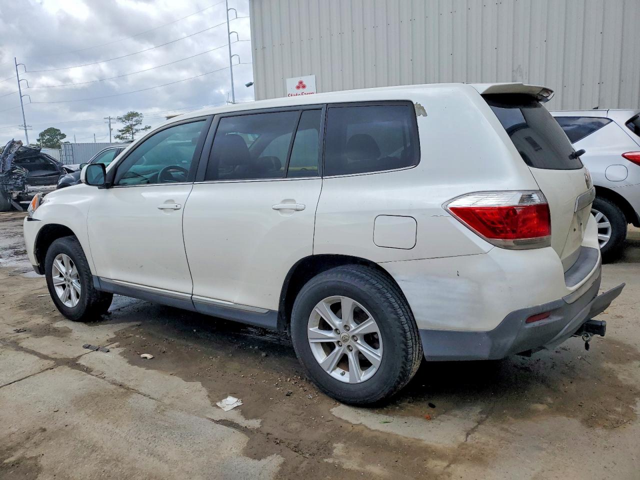 2011 TOYOTA HIGHLANDER BASE photo 2