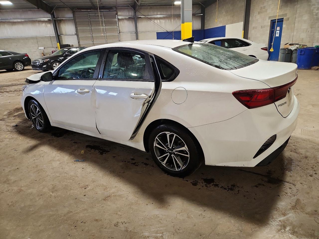 2023 KIA FORTE LX photo 2