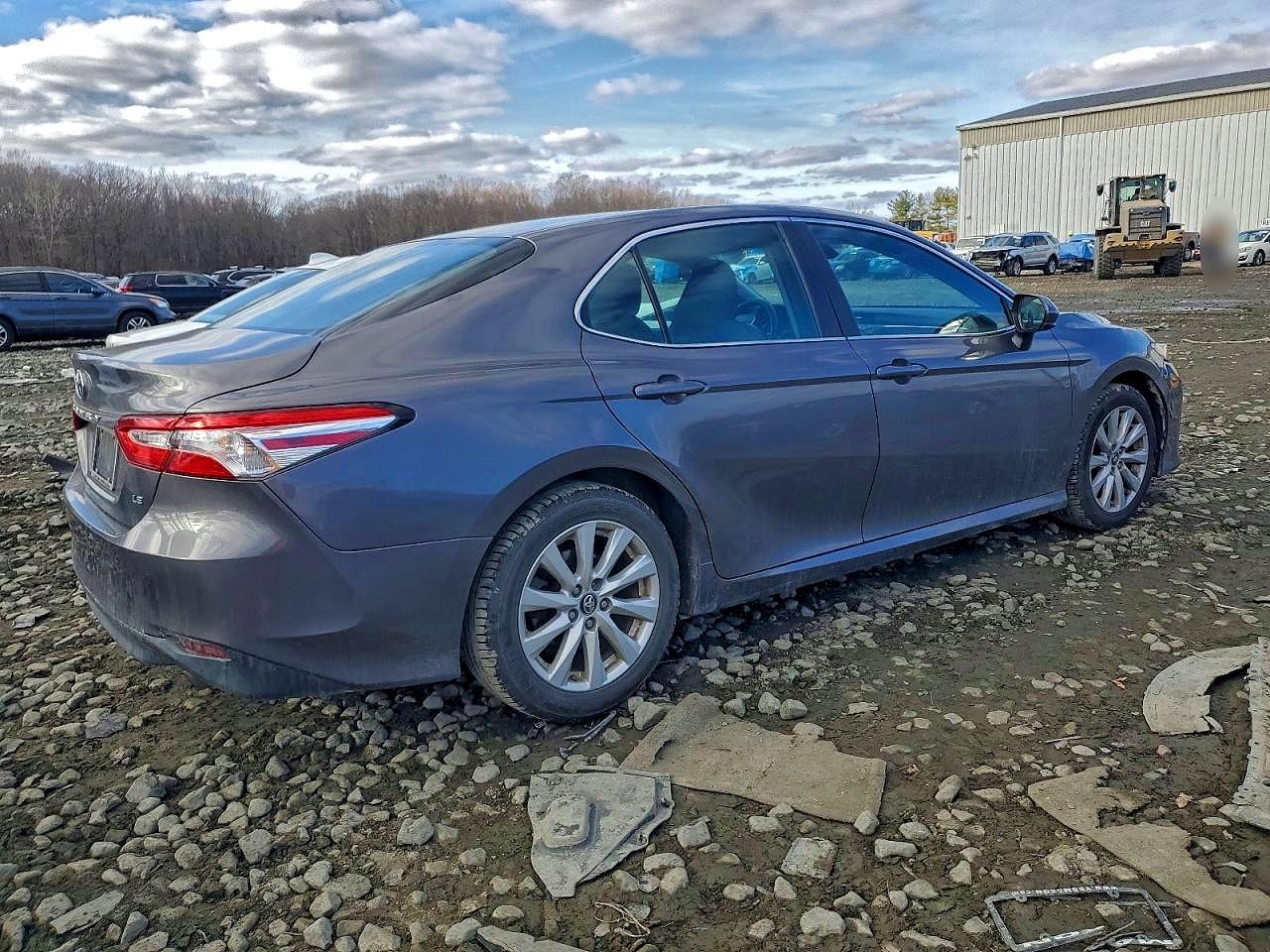 2018 TOYOTA CAMRY L photo 3