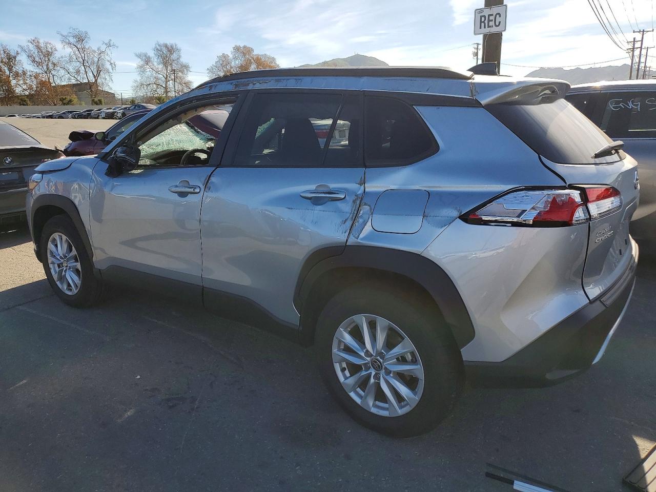 2025 TOYOTA COROLLA CROSS LE photo 2