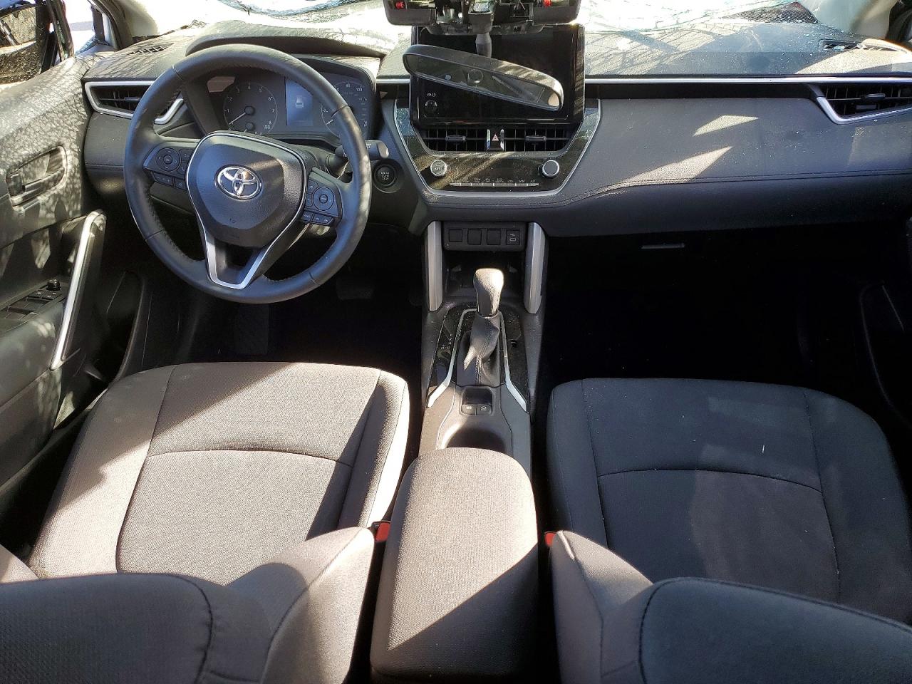 2025 TOYOTA COROLLA CROSS LE photo 8
