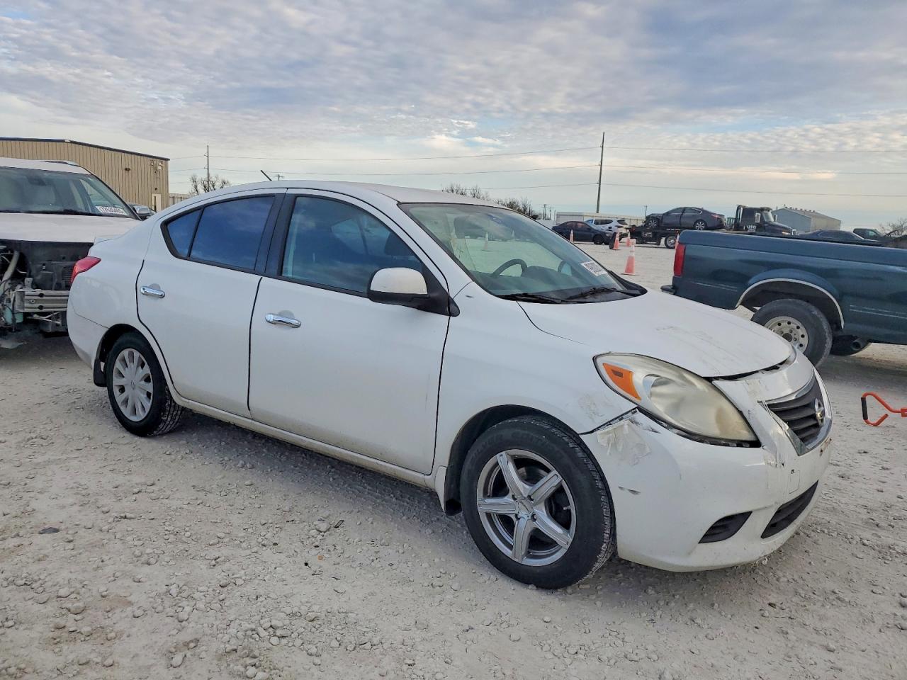 2014 NISSAN VERSA S photo 4