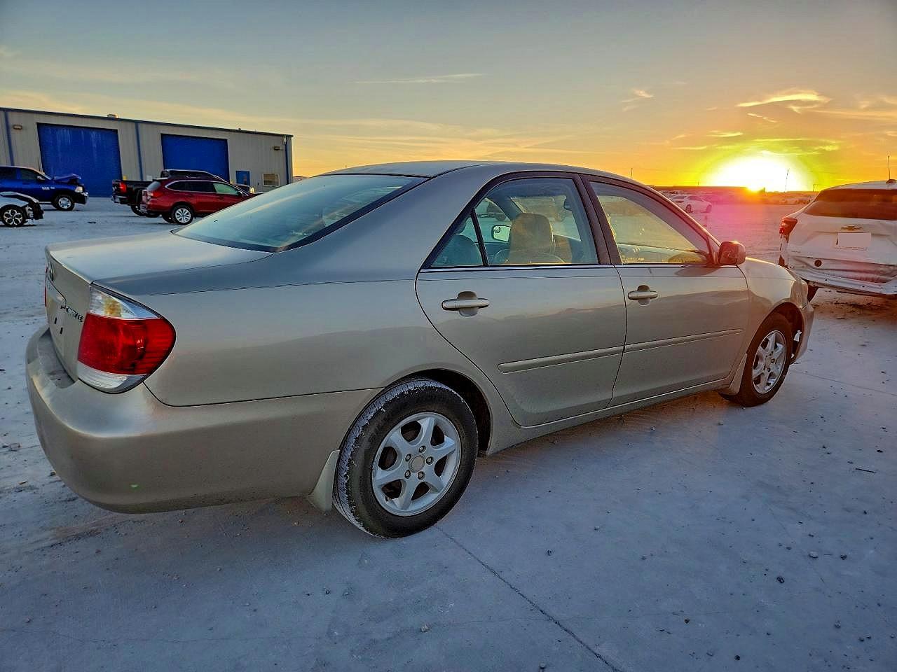 2005 TOYOTA CAMRY photo 3