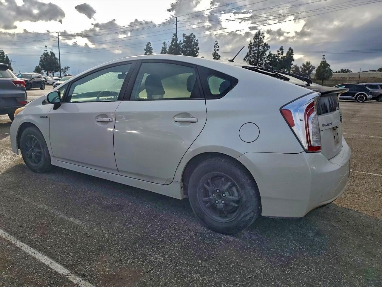 2013 TOYOTA PRIUS photo 2