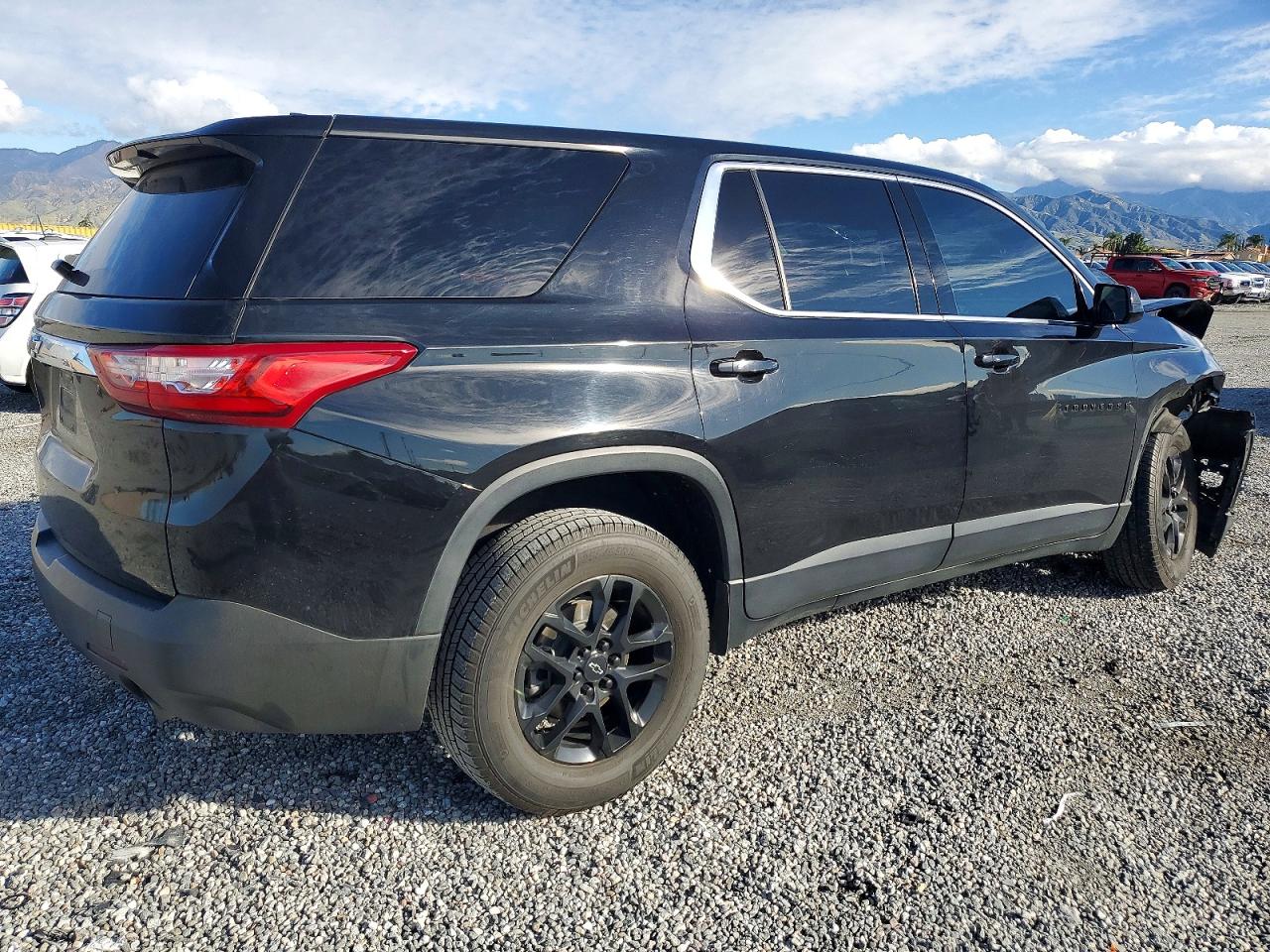 2020 CHEVROLET TRAVERSE LS photo 3